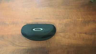 Funda Oakley Clamshell, negra con cierre de cremallera. Excelente estado. Foto 1 de 4