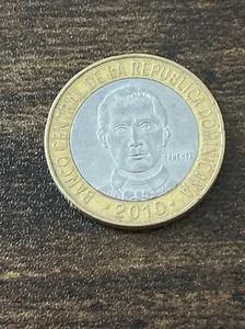 2010 Dominican Republic 5 Pesos Coin Republica Dominicana Moneda Banco TK6643* - Picture 1 of 3