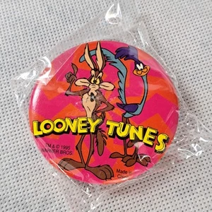 While E. Coyote & Roadrunner Vintage Años 90 Looney Tunes Seguridad Pin Botón Trasero WB - Imagen 1 de 3
