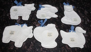 6er Set Lenox Mohnblumen auf blauem Barnyard Kekspresse Set Hase Ente Schwein Hahn - Bild 1 von 2