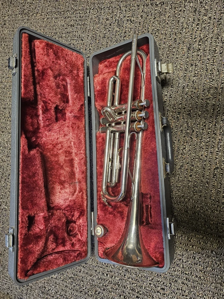 Yamaha YTR-136 Trumpet Silver with Case Bb Key Wind Instrument - Image 1 of 3