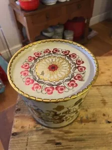 Vintage Shaped Toffee / Confectionary Tin – Flowers - & Gold Trim – Great Shape! - Foto 1 di 3