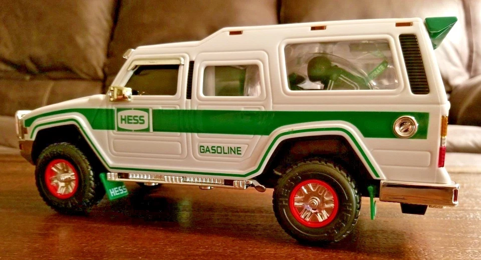 Hess Sport Utility Vehicle and 2 Motorcycles 2004 Q31