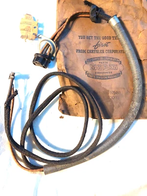 Par de conjuntos de cables y enchufes de faros Plymouth P14 1942 NOS: 975452, 975453 Foto 1 de 4