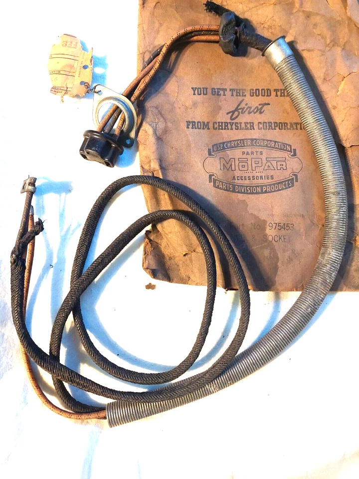 Par de conjuntos de cables y enchufes de faros Plymouth P14 1942 NOS: 975452, 975453 Foto 1 de 4