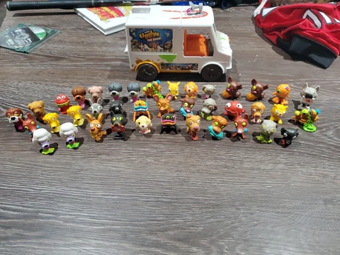 39 Moose The Ugglys Pet Shop Gross Figure Lot and Working Van Cover