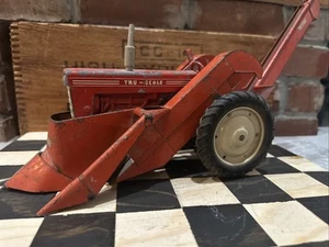 VINTAGE TRU SCALE 1/16 FARMALL 560 TWO ROW MOUNTED CORN PICKER FARM TOY TRACTOR - Picture 1 of 12