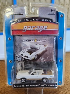 Greenlight Muscle Car Garage Custom 1972 Oldsmobile 442 convertible in white S7 - Image 1 of 3