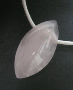 Rosenquarz Navette gebohrt Edelstein Schmuckstein Anhänger 29 x 15 x 11 mm - Bild 1 von 2