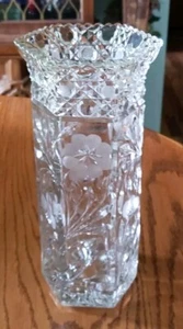 BEAUTIFUL DAISY DESIGN HEXAGONAL CRYSTAL CUT GLASS FLOWER VASE 10 1/4"TALL - Picture 1 of 10