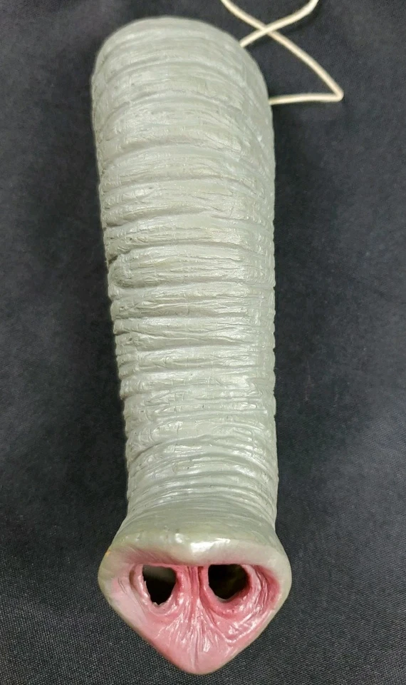 Baúl de elefante de vinilo suave Cesar 1985 con banda elástica casi como nuevo disfraces de colección ** Foto 1 de 4