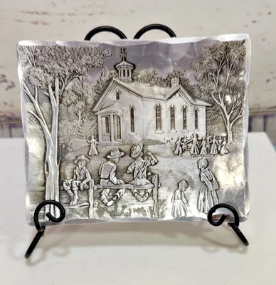 Bandeja de alumínio martelada Wendell August Forge feita à mão “One Room School House” 5x4 - Imagem 1 de 4