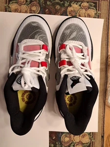 Nike Kyrie Irving Jungen Turnschuhe Größe 4,5Y - Farbe rot und weiß - Bild 1 von 9