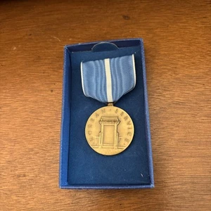 KOREAN WAR SERVICE MEDAL IN ORIGINAL BOX - Picture 1 of 3