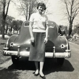 O3 Photograph 1950's Pretty Woman Posing Back Behind Old Car Cute Street  - Picture 1 of 3