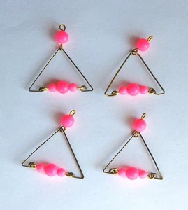 DE COLECCIÓN 4 CUENTAS COLGANTES TRIANGULARES DE PLÁSTICO Y ALAMBRE DE LATÓN JAPÓN DÉCADA 1970 • SURTIDO - Imagen 1 de 8