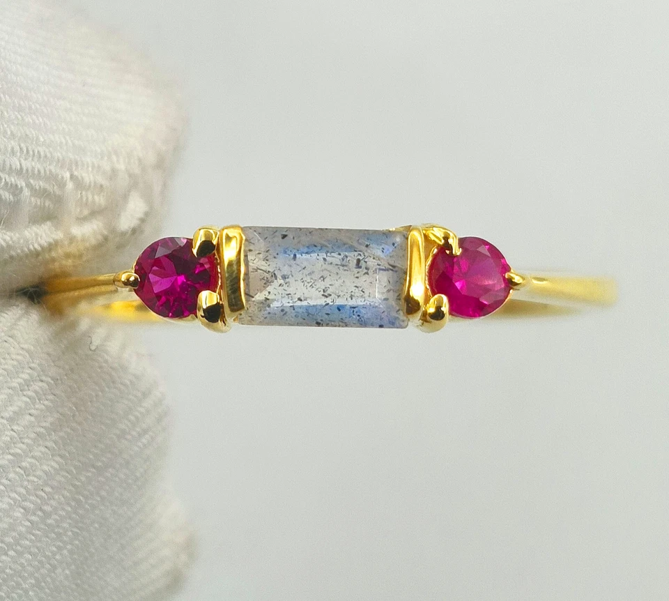 Anillo minimalista hecho a mano de oro amarillo macizo de 14k labradorita y rubí, Foto 1 de 1