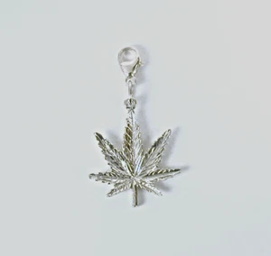Dije de hoja de marihuana de plata de ley grande gratis EE. UU. Envío y cierre - Imagen 1 de 4