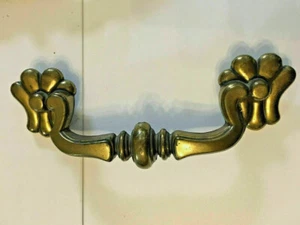Art Deco (Chippendale Canada) Brass Drawer Pull Dresser Cabinet Handle - Imagen 1 de 8
