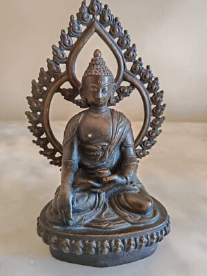 Scultura del Budda Sakyamuni con aura in bronzo tibetano 1920/40 - H.cm.15  - Immagine 1 di 2