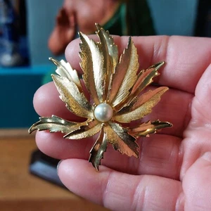 Vintage Mid-Century Signed Emmons Goltone Leaf Brooch Faux Pearl - Picture 1 of 4