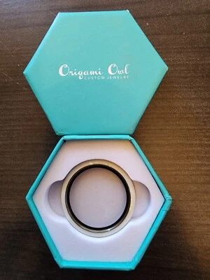 Cara medallón origami búho, grande plateado con esmalte blanco Foto 1 de 4