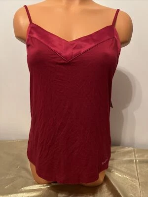 Nuevo con etiquetas Calvin Klein Mezcla Modal Borde Satinado Salón Cami Borgoña Talla Pequeña Foto 1 de 4