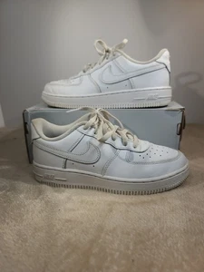 Nike Force 1 LE SE Triple White Classic Turnschuhe DH2925-111 Herren Größe 2Y - Bild 1 von 9