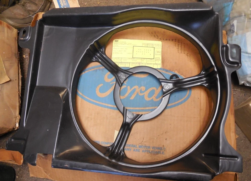 Cubierta de ventilador Ford Escort 1983 1984 1,6 L E3FZ-8146-A nuevo de lote Foto 1 de 4