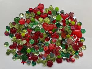 100 x GEMISCHTE ROT & GRÜN FLACHE RÜCKSEITE HARZ & ACRYL VERZIERUNGEN - Bild 1 von 1