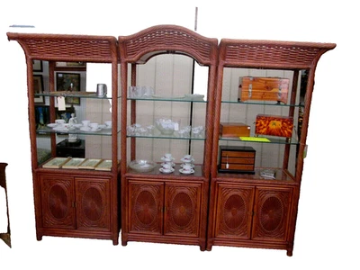 52179 Tommy Bahama??     Armario de 3 SECCIONES para curiosidades unidad de pared de mimbre librería Foto 1 de 4