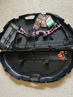 Arco compuesto Bowtech Diamond Infinite Edge 25 lb con accesorios y objetivo Foto 1 de 4