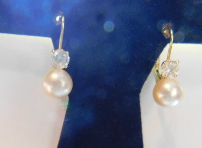 Pendientes colgantes de circonitas cúbicas de perlas cultivadas de oro amarillo perforados de 10 k Foto 1 de 4