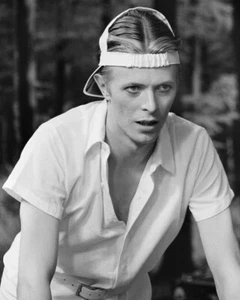 David Bowie El Hombre Que Cayó a la Tierra 1976 Ping Pong Retroceso Gorra 8x10 Foto - Imagen 1 de 1
