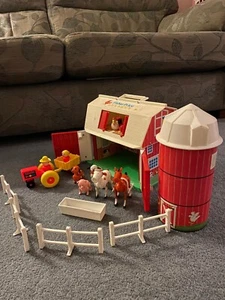 Vintage Fisher Price Bauernhof, plus Figuren und Zubehör - Bild 1 von 8