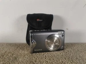 Fujifilm FinePix F20 LE 6.3MP Digitalkamera silber getestet mit Tasche  - Bild 1 von 7