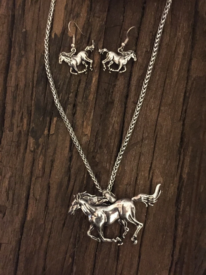 Nuevo Juego de Pendientes Collar Country Western Vaquera CABALLO Semental  Foto 1 de 1