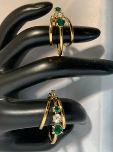 Vtg Avon Sparkle Ring Hoop Pierce Earrings Sim Emerald Crystal Boxed NOS 1997 - Picture 1 of 4
