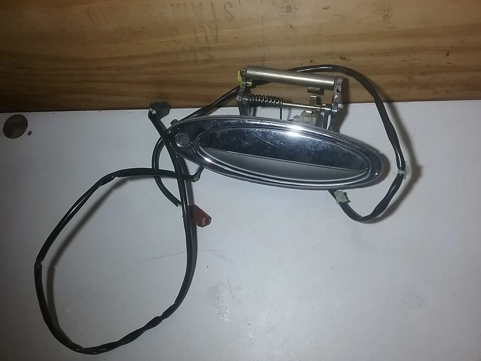 1990-1996 Infiniti Q45 maçaneta externa dianteira direita (cor prata) M95 - Imagem 1 de 3