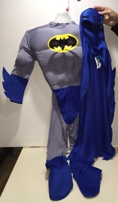 Disfraz de Batman Rubie's Batman Deluxe Muscle Chest Batman para niño, mediano con máscara + capa Foto 1 de 4
