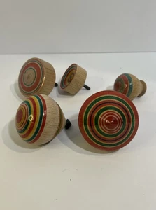 Japanischer alter kleiner & mittlerer Kreisel Koma 5 Stück mit Holzsockel - Bild 1 von 9