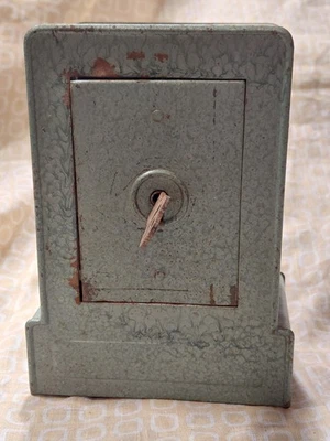 ANCIENNE TIRELIRE EN FORME DE COFFRE FORT EN METAL - Photo 1/4