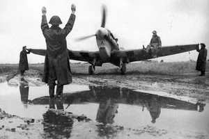 WW2 - Seafire britannique au roulage sur une piste boueuse de Normandie juin 44 - Imagen 1 de 1