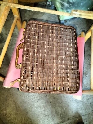 VALIGIA IN VIMINI PER SET PIC NIC ANNI  '70 - USATA BUONA DELL'EPOCA - Immagine 1 di 4