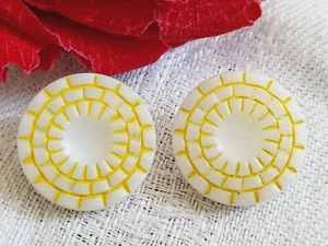 Duo boutons anciens en verre blanc effet mosaïque jaune 1,8 cm D15D - Bild 1 von 3