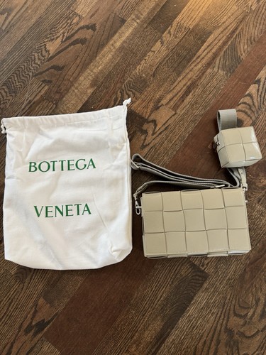 Borsa a tracolla Bottega Veneta Cassetta con tracolla versatile Taupe NUOVA $3.355 75