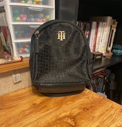 Tommy Hilfiger Mochila Negra con Borde Interior Rojo Metal Dorado Usado Foto 1 de 4