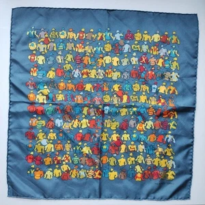 Sciarpa di seta Hermes Carré 45 LES CHEVAUX SE RENDENT AU PART etichette senza scatola usata 12K - Foto 1 di 14