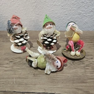 4 Adornos/Estatuillas Vintage PINECONE Putz ELVES Gnomos Pixie Navidad Rescate - Imagen 1 de 7