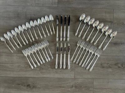 Juego de cubiertos 46 piezas plateados de Rogers, patrón First Love. Monograma M, SRV 8 Foto 1 de 4